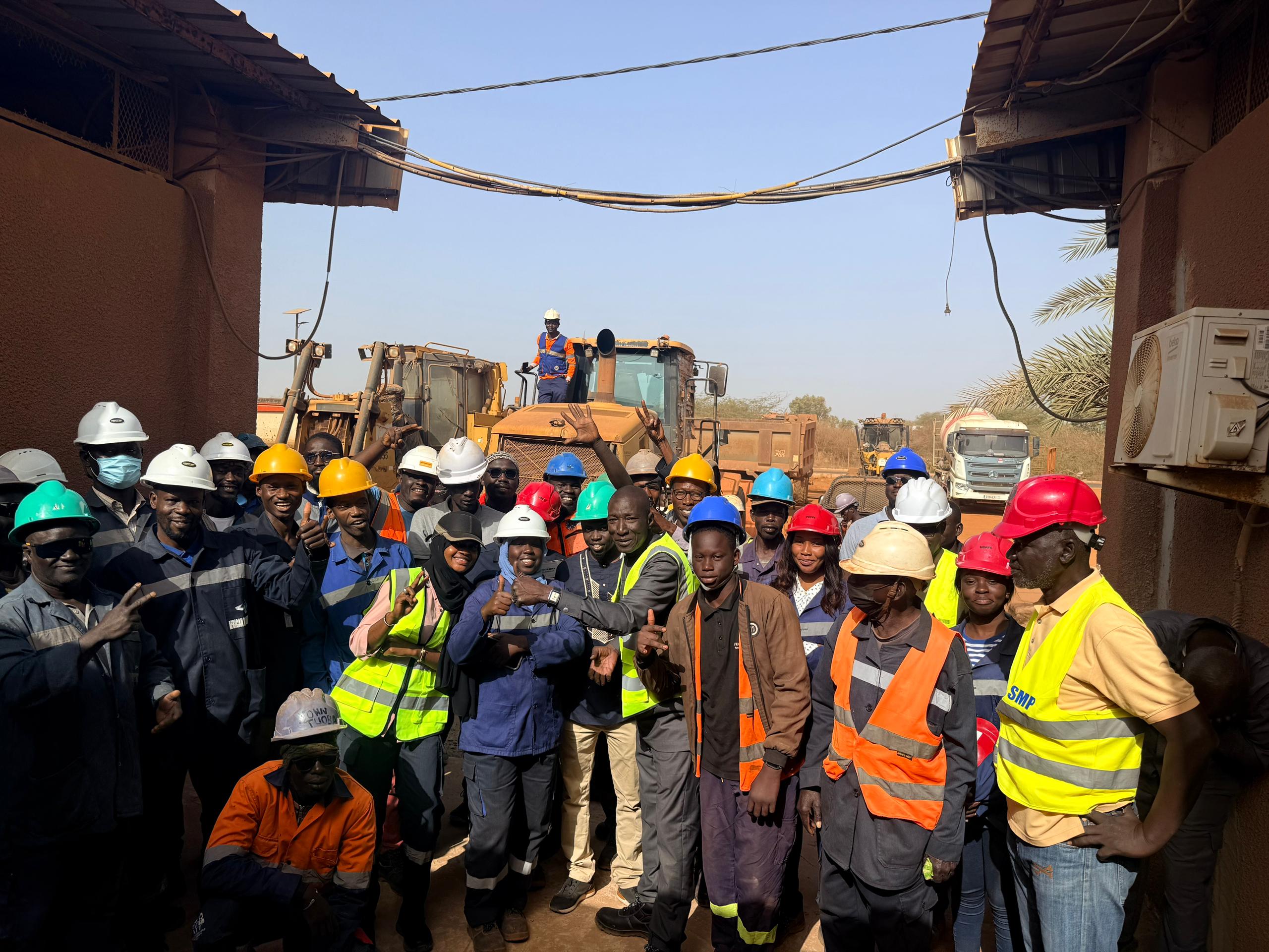 Équipe d'African Builders en plein coulage de béton